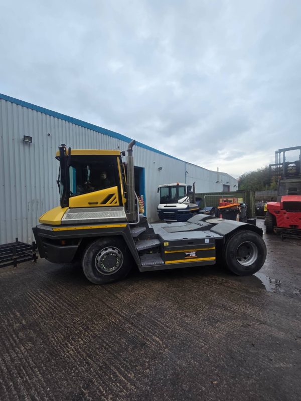 Terberg RT283 4x4 RoRo (Roll-on/Roll-off) tractor
