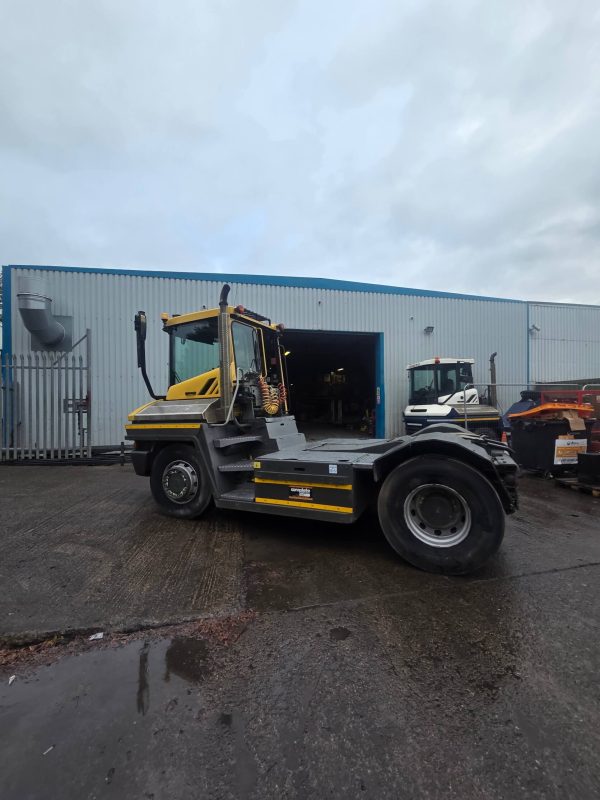 Terberg RT283 4x4 RoRo (Roll-on/Roll-off) tractor