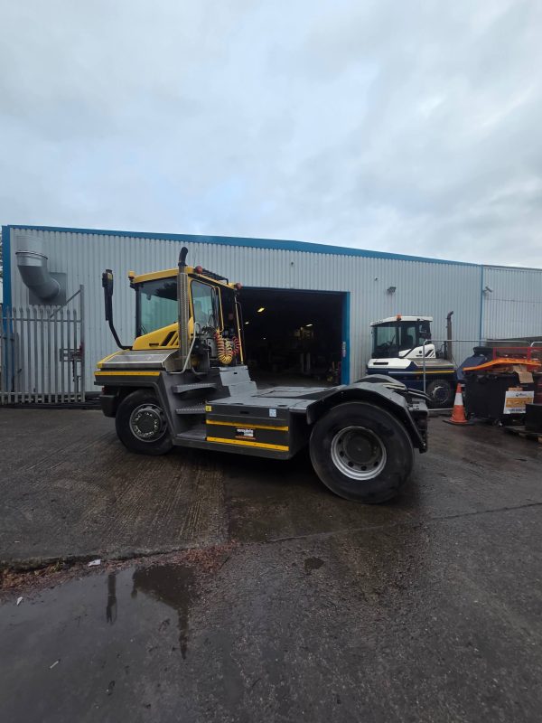 Terberg RT283 4x4 RoRo (Roll-on/Roll-off) tractor