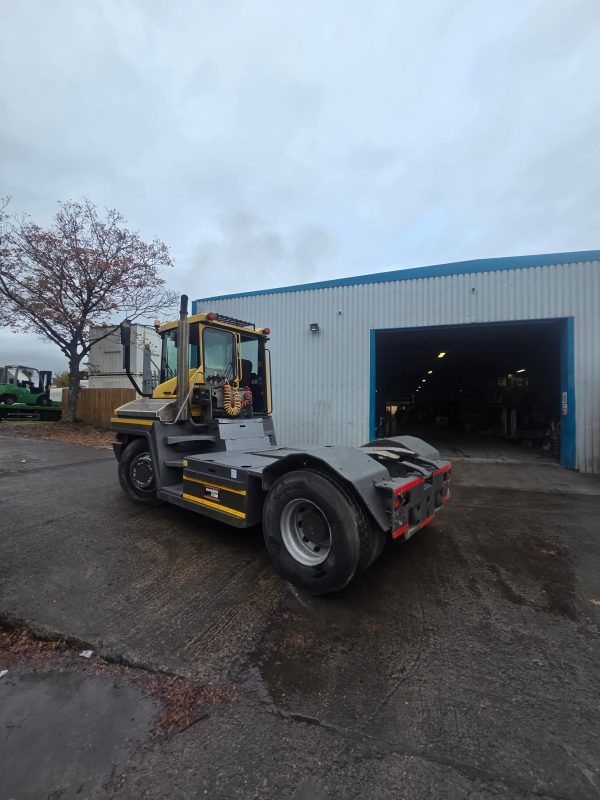 Terberg RT283 4x4 RoRo (Roll-on/Roll-off) tractor