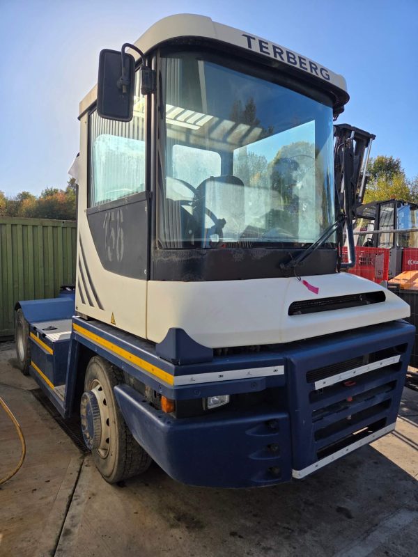 Terberg RT223 4x4 Ro-Ro (Roll-on/Roll-off) tractor