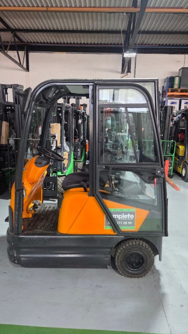 STILL R06-06 Tow Tractor with Enclosed Cabin