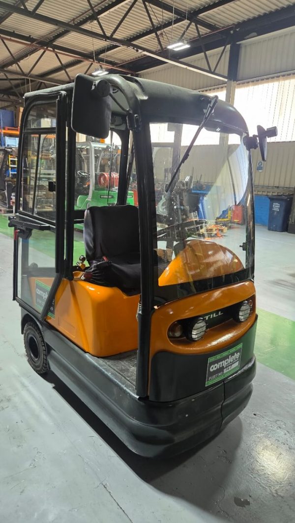 STILL R06-06 Tow Tractor with Enclosed Cabin