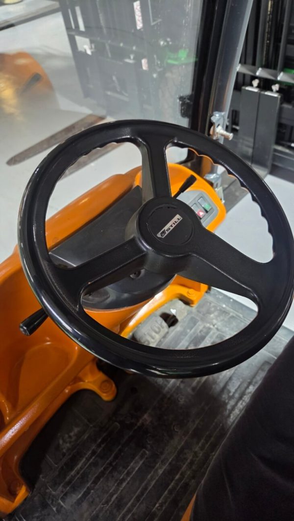 STILL R06-06 Tow Tractor with Enclosed Cabin