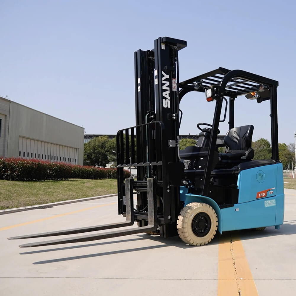 sany-three-wheel-forklift-action-1